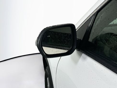 Used 2025 Chevrolet Traverse LT image 16