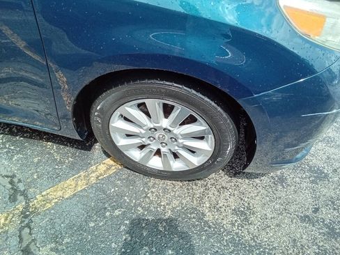 Used 2011 Toyota Sienna Limited w/ Entertainment Pkg FWD image 3