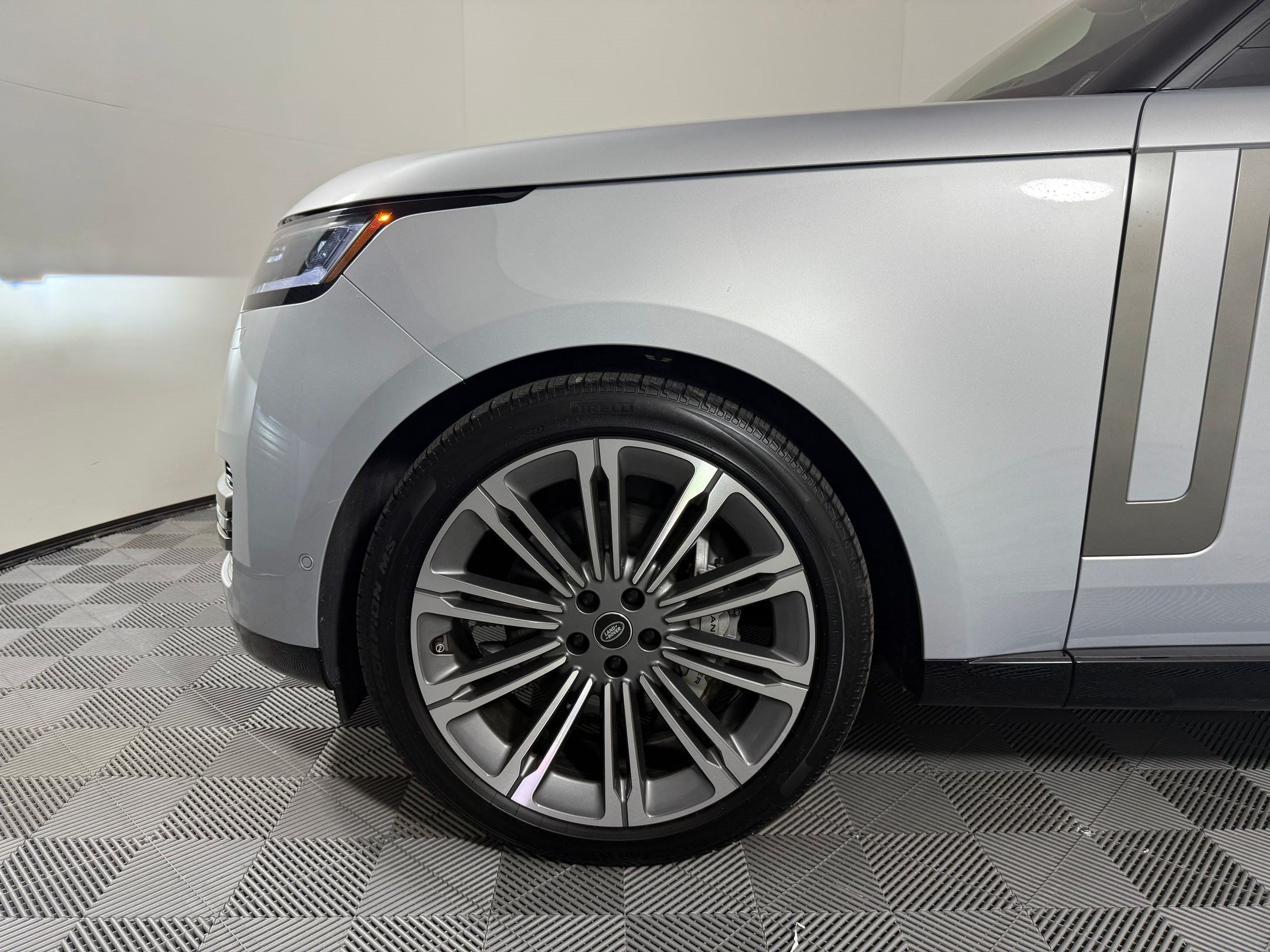 Certified 2025 Land Rover Range Rover SE AWD/4WD image 12