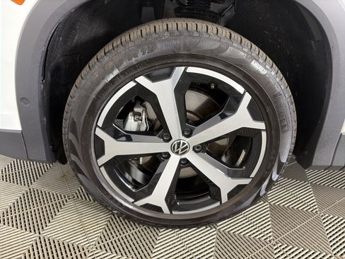 Used 2025 Volkswagen Tiguan SE AWD/4WD image 13