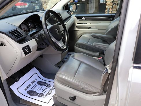 Used 2010 Volkswagen Routan SE FWD image 15
