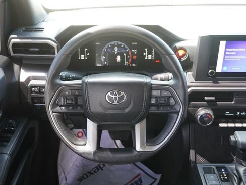 Used 2025 Toyota 4Runner SR5 AWD/4WD image 17