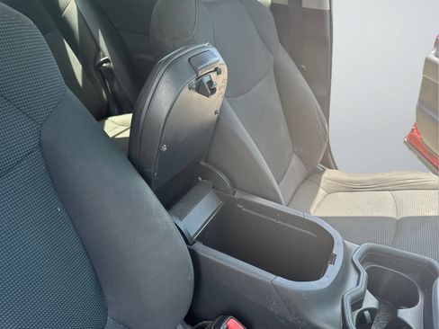 Used 2021 Toyota RAV4 LE AWD/4WD image 35