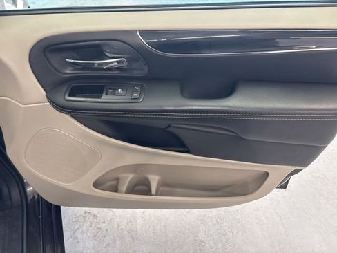 Used 2014 Chrysler Town & Country Touring-L FWD image 25