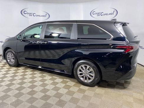 Used 2025 Toyota Sienna XLE image 4