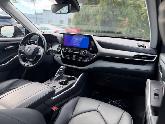 Used 2023 Toyota Highlander XLE AWD/4WD image 19