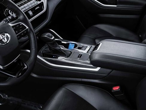 Used 2021 Toyota Highlander Platinum image 24