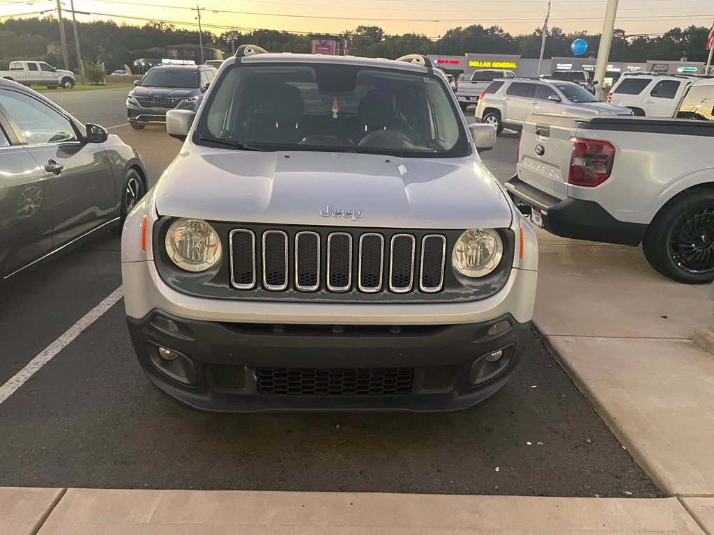 Used 2017 Jeep Renegade Latitude w/ Popular Equipment Group FWD image 5