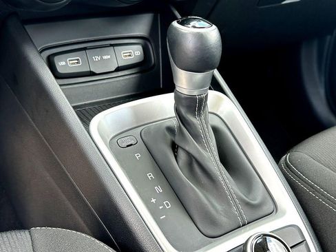 Used 2022 Hyundai Venue SEL FWD image 19