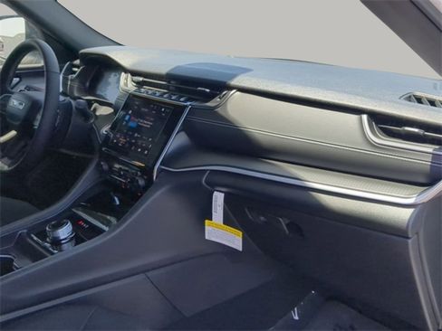 Used 2025 Jeep Grand Cherokee Laredo X w/ Luxury Tech Group I image 28