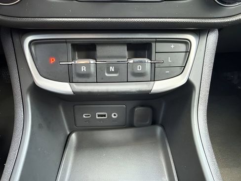 Used 2024 GMC Terrain SLE w/ Driver Convenience Package FWD image 18