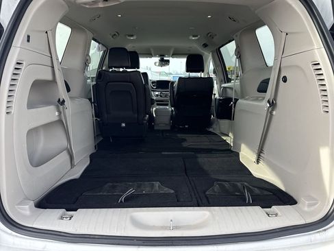 Used 2024 Chrysler Pacifica Touring-L image 20