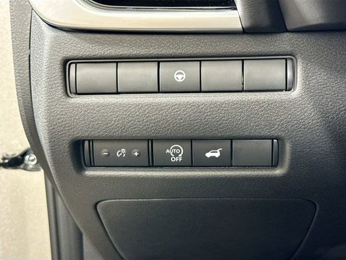 Used 2025 Nissan Rogue SL AWD/4WD image 10