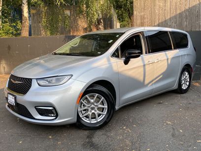 Used 2024 Chrysler Pacifica Touring-L