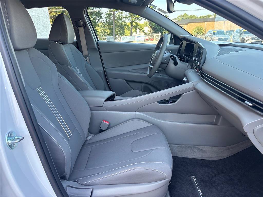 Used 2025 Hyundai Elantra Hybrid FWD image 12