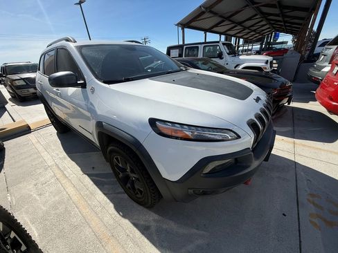 Used 2018 Jeep Cherokee Trailhawk image 3