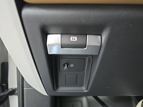 New 2026 Land Rover Defender 110 X-Dynamic SE image 25