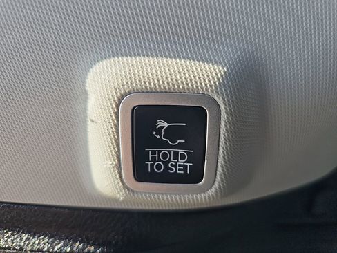 Used 2023 Jeep Grand Cherokee Limited image 13