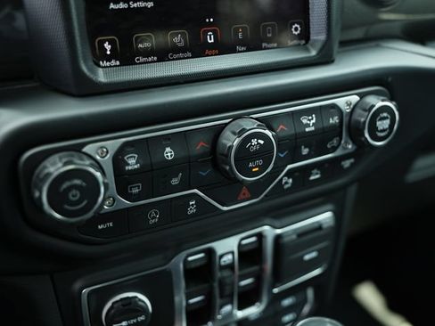Used 2022 Jeep Wrangler Unlimited Sahara AWD/4WD image 44