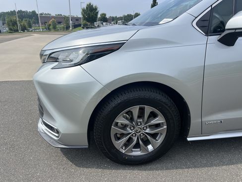 Used 2021 Toyota Sienna XLE FWD image 13