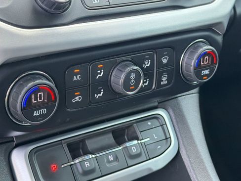 Used 2022 GMC Acadia SLT w/ Technology Package FWD image 18