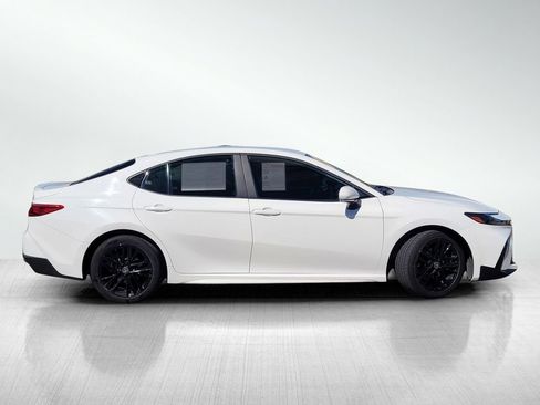 Used 2025 Toyota Camry SE image 3