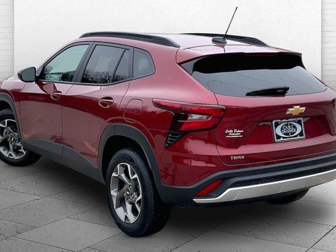 Used 2025 Chevrolet Trax LT w/ LT Convenience Package image 10