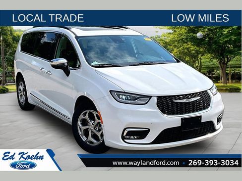 Used 2023 Chrysler Pacifica Limited FWD image 1