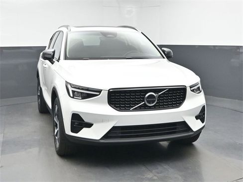 Used 2024 Volvo XC40 B5 Plus image 2