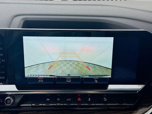 Used 2025 GMC Sierra 1500 Elevation image 17