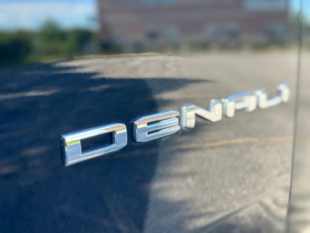 Used 2023 GMC Yukon XL Denali Ultimate AWD/4WD image 13