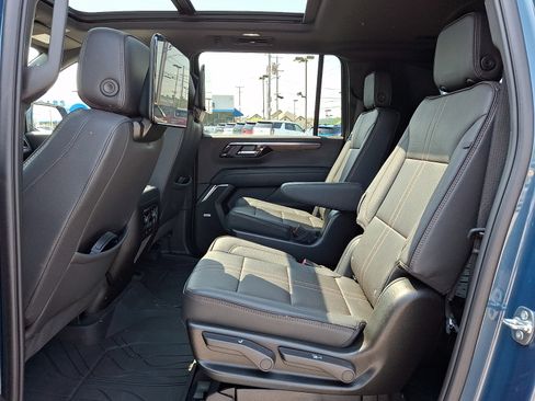 Certified 2025 Chevrolet Suburban High Country AWD/4WD image 10
