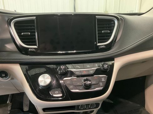 Used 2022 Chrysler Pacifica Touring-L FWD image 14