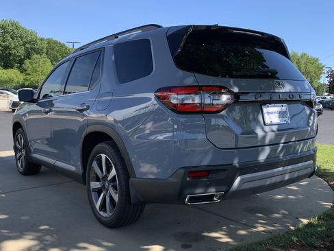 Used 2025 Honda Pilot Touring image 6