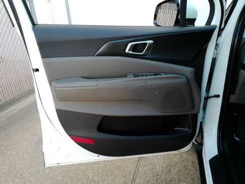 Used 2026 Kia Carnival LXS FWD image 13