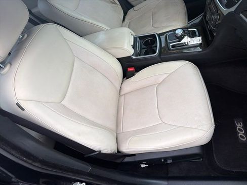 Used 2015 Chrysler 300 C RWD image 15
