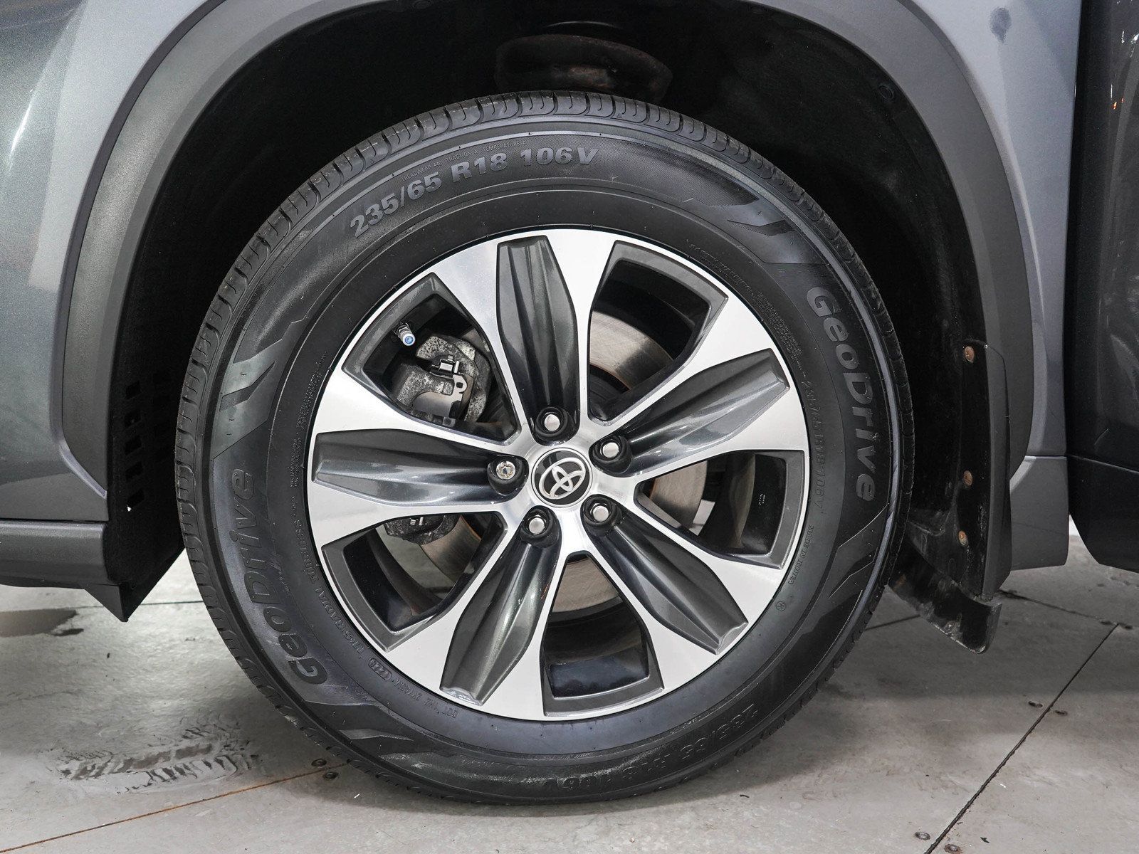 Used 2020 Toyota Highlander XLE AWD/4WD image 30