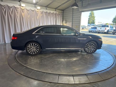 Used 2017 Lincoln Continental Select image 3