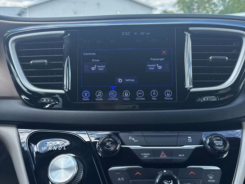 Used 2017 Chrysler Pacifica Touring-L FWD image 19