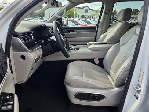 Used 2024 Jeep Wagoneer Series II w/ Flexible Seating Group RWD image 16
