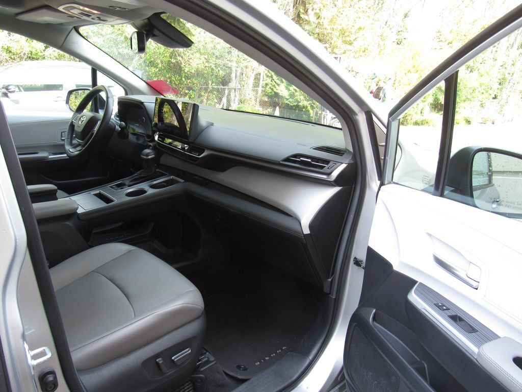 Certified 2025 Toyota Sienna XLE FWD image 19