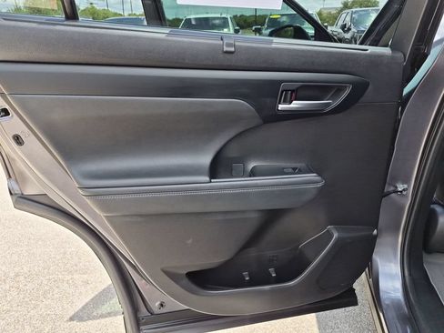 Used 2023 Toyota Highlander XLE AWD/4WD image 35