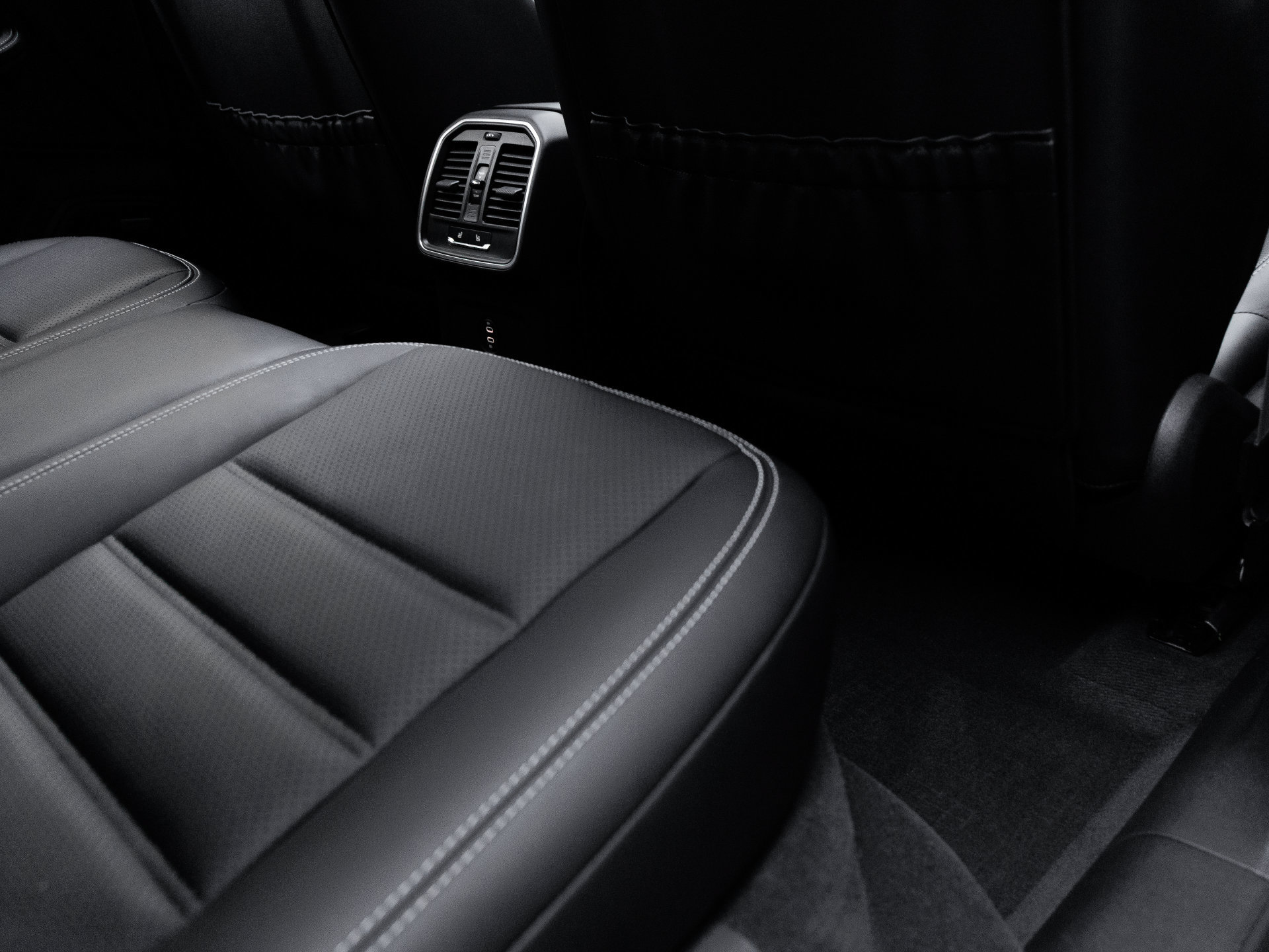 Certified 2026 Porsche Macan Turbo AWD/4WD image 36