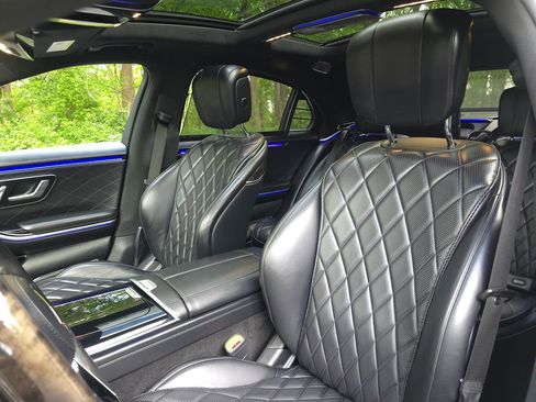 Used 2022 Mercedes-Benz S 580 4MATIC Sedan w/ AMG Line Package image 13