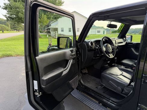 Used 2017 Jeep Wrangler Unlimited Sahara w/ Connectivity Group AWD/4WD image 14
