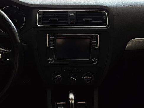 Used 2017 Volkswagen Jetta SE FWD image 13