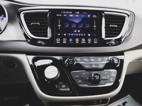 Used 2019 Chrysler Pacifica Touring-L w/ Advanced Safetytec Group image 5