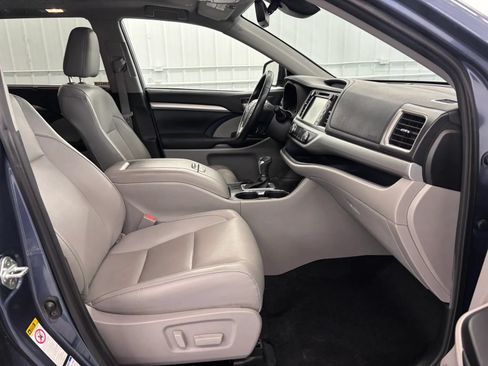 Used 2019 Toyota Highlander XLE AWD/4WD image 31