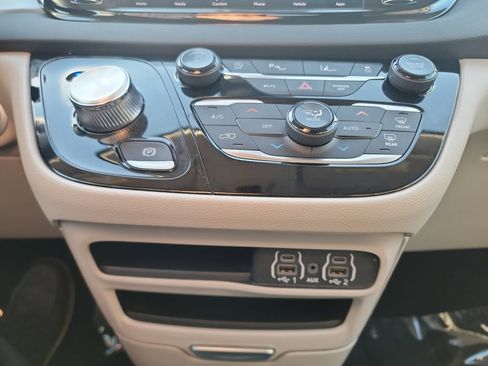 Used 2024 Chrysler Pacifica Touring-L FWD image 20