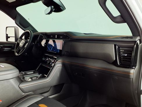 Used 2024 GMC Sierra 2500 AT4 w/ Technology Package image 9